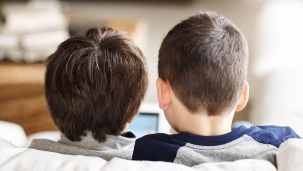 Alerte canicule : les écoles ferment pendant les vagues de chaleur ? LFI propose un congé rémunéré pour garder ses enfants à la maison