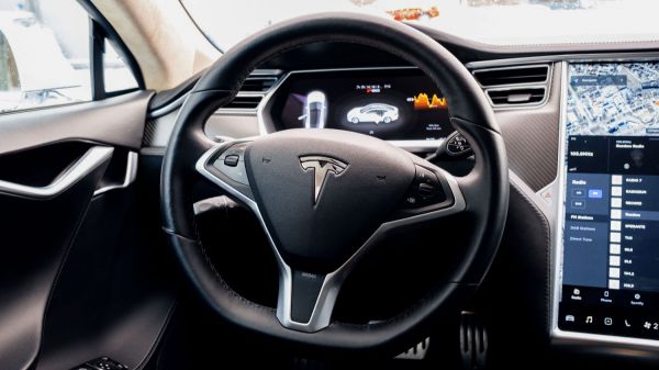 Le robot-taxi de Tesla donne des coups de volant terrifiants alors qu'il transporte un passager