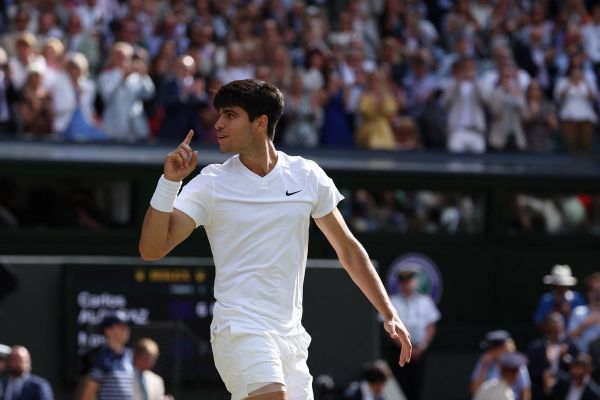 Carlos Alcaraz : scène folle à Wimbledon, il stoppe un match pour courir en tribunes