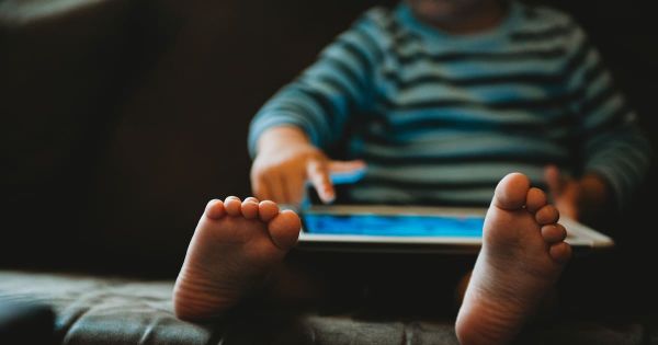 Petite enfance : les écrans formellement interdits dans les lieux d'accueil des enfants de moins de 3 ans dès jeudi