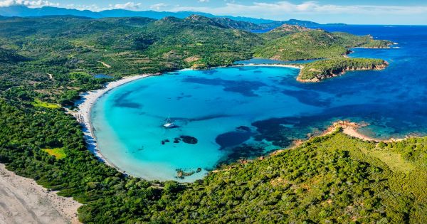En Corse, cette baie arrondie est considérée comme l'une des plus belles plages de l'île de Beauté