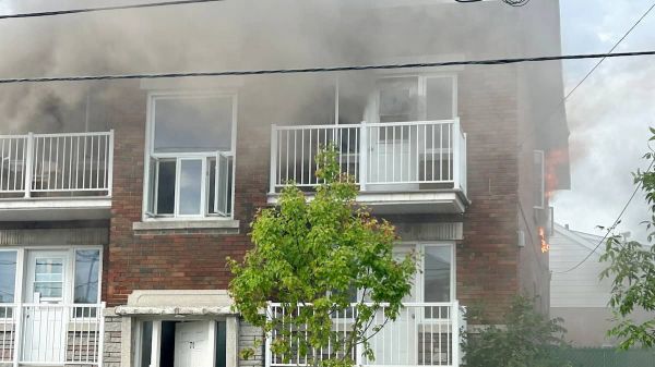 Incendie à Laval: des locataires ont toute une frousse en pleine journée de déménagement