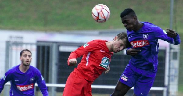 Football - la gazette des transferts. L'attaquant Abdoulaye Sanogo revient à l'ES Thaon