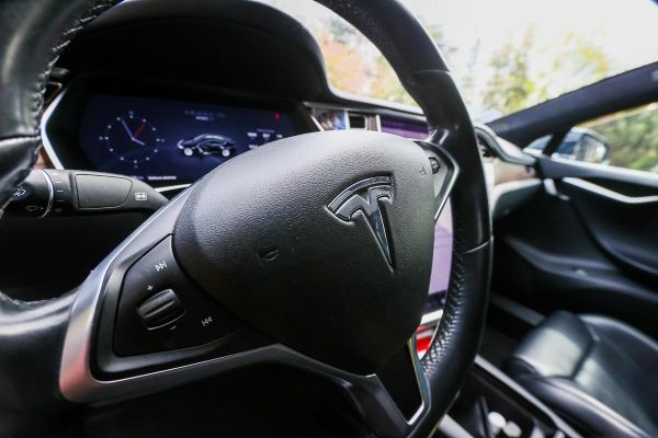 Pau : lors d'une virée nocturne, deux adolescents mettent le feu à une Tesla avec du gel hydroalcoolique