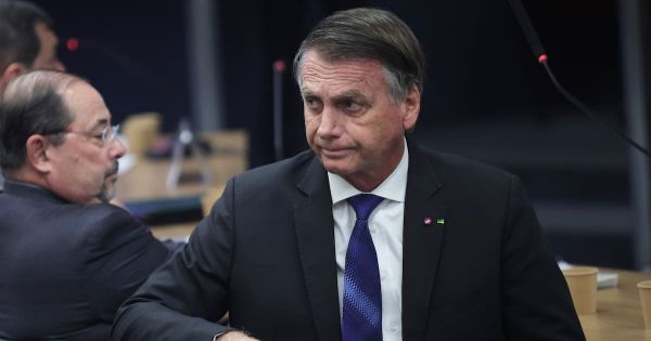 «Les crises de vomissements et de hoquet m'empêchent de parler» : mal en point, Jair Bolsonaro annule ses engagements
