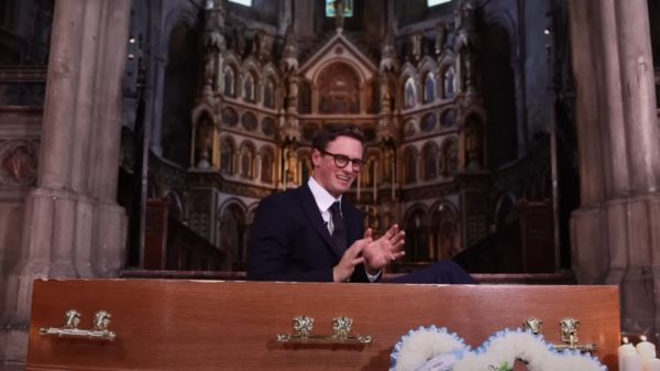 Ce youtubeur britannique s'est rendu en Italie pour obtenir un certificat de décès afin d'obtenir 43 euros de remboursement d'une compagnie aérienne