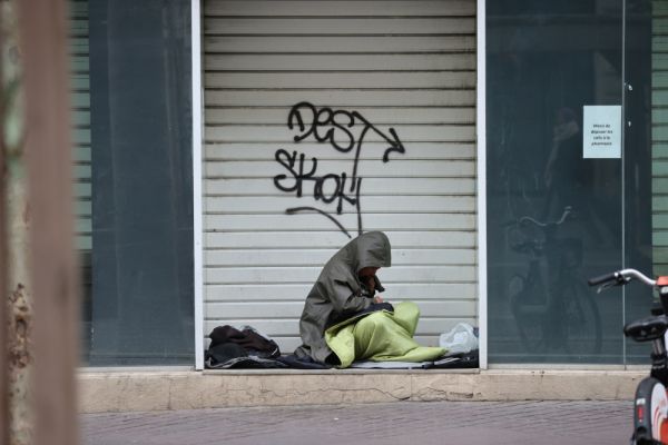Sans abri : plus de 7 000 appels au 115 sans solution fin mai, selon un collectif qui alerte que "tous les voyants sont au rouge"
