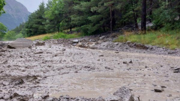 La route de la vallée de l'Ubaye toujours coupée après les coulées de boue, de nouveaux orages en approche