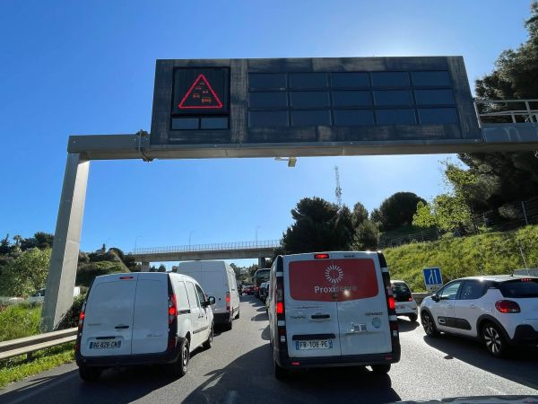 Un énorme bouchon se forme sur l'A8: la circulation complètement bloquée, le temps de parcours considérablement rallongé