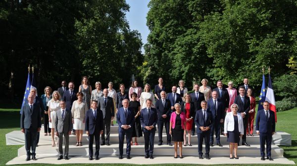 Le gouvernement Bayrou a enfin sa photo de famille (et Emmanuel Macron est bien dessus)