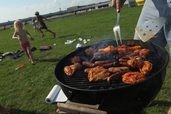Barbecues interdits : pourquoi les mairies serrent la vis cet été ?
