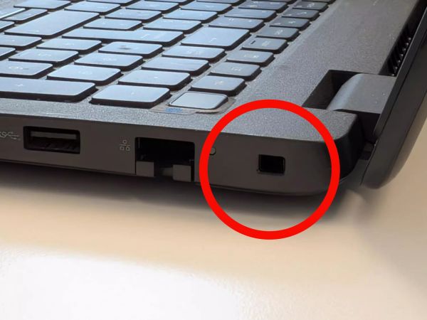 Ce petit trou présent sur la plupart de nos ordinateurs est un port dont personne ne connait l'utilité
