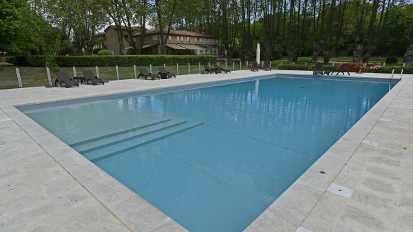 Démarches administratives, fiscalité... Ce qu'il faut savoir avant d'installer une piscine