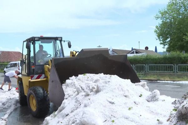 EN IMAGES. 50 cm de grêlons recouvrent les rues d'un village en pleine canicule