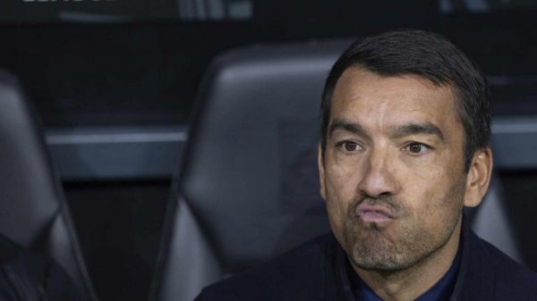 Giovanni van Bronckhorst signe à Liverpool