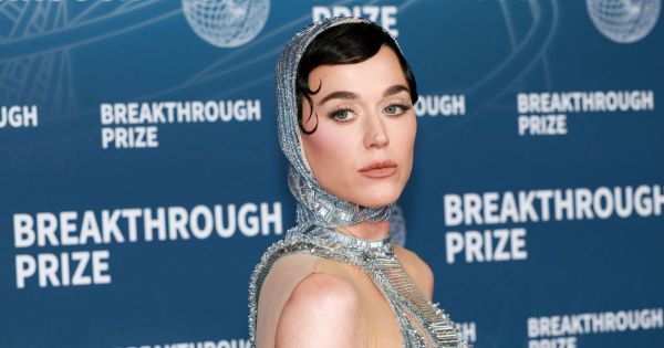 Katy Perry frôle la chute en plein concert : un moment de panique suspendu dans les airs