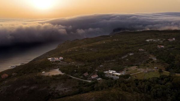 "On aurait dit un tsunami" : un impressionnant "nuage rouleau" observé au large du Portugal