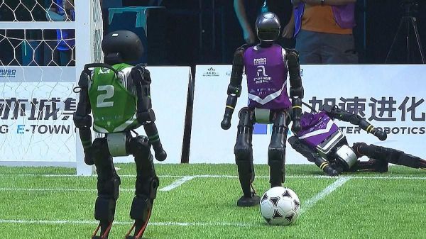 La Chine a organisé le premier tournoi de foot... de robots guidés par IA, les images font le buzz