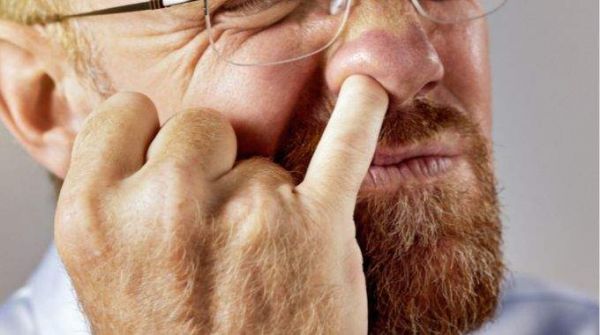 Ce Que Signifie Le Fait De Se Curer Le Nez En Public (D'Après Les Psychologues).