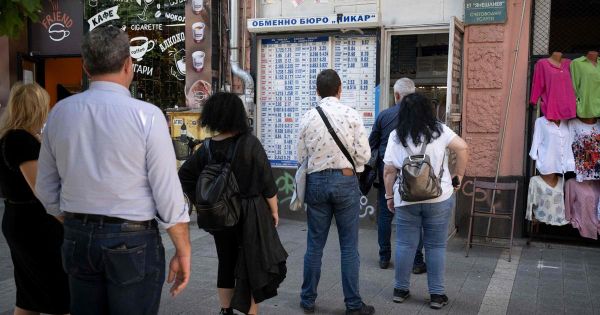 Avant le passage à l'euro, les Bulgares se débarrassent de leurs économies en liquide