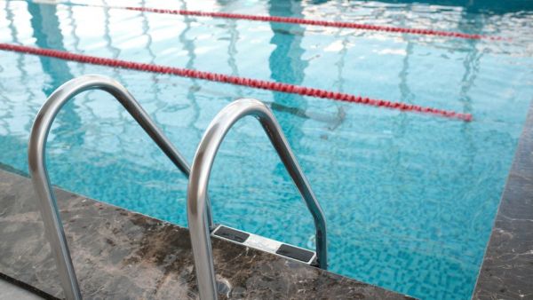 Il a eu "un gros souci de santé" dans l'eau : un trentenaire dans un état grave après s'être noyé dans une piscine municipale