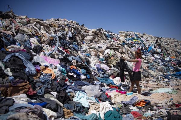 Dans le désert chilien, des décharges de vêtements à ciel ouvert, face cachée de la fast fashion