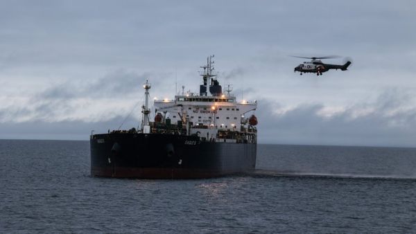 "Une dizaine sont suivis quotidiennement" dans la Manche, la "flotte fantôme" utilisée par la Russie, l'Iran et la Corée du Nord compterait 900 navires selon un amiral français