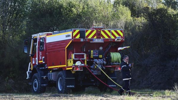 À Limoux, une voiture prend feu et embrase le champ voisin