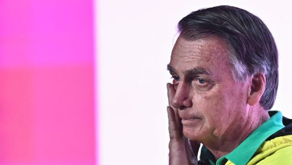 Jair Bolsonaro hospitalisé en urgence : l'ancien président brésilien pris "de crises de vomissement et de hoquet devenus constantes"
