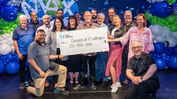 « Nous sommes millionnaires » : quinze collègues gagnent à la loterie et se partagent 12 millions d'euros