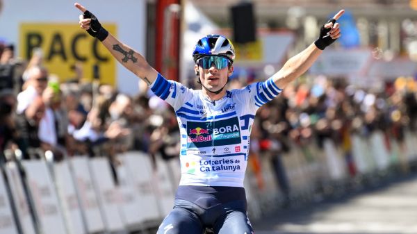 Tour de France 2025: l'étonnant maillot bleu-blanc-rouge de Red Bull-BORA-hansgrohe, en hommage aux Bleus
