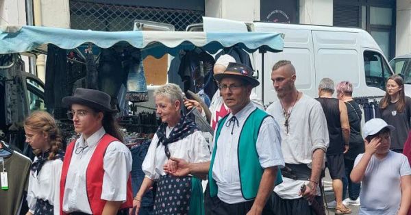 Vosges. Mirecourt : 40 ans après, le retour du taste-quiche à la braderie séduit les habitants