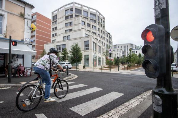 Griller un feu rouge, doubler par la droite, rouler vite en ville : ce que les cyclistes ont le droit (ou pas) de faire