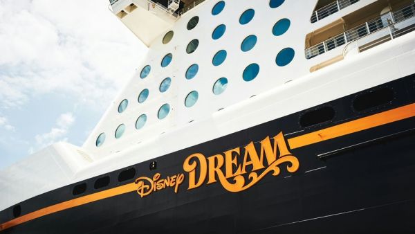 Une fillette de 5 ans tombe par-dessus bord du quatrième étage d'un navire de croisière : son père a-t-il vraiment provoqué la chute en voulant faire une photo ?