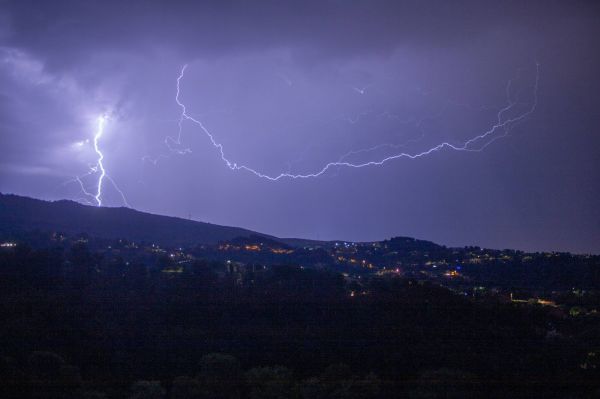 Les images impressionnantes de la violente tempête qui traverse actuellement la Côte d'Azur et le Var