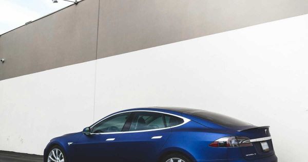 Il commande une Tesla : sa voiture neuve se livre elle-même en 30 minutes (VIDEO)