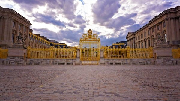 Yvelines : une petite fille de 10 ans visite le château de Versailles, elle tombe morte au milieu de la cour