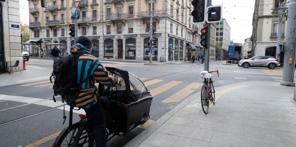 Mobilité en Suisse: Faut-il interdire les vélos-cargos lourds sur les pistes cyclables?