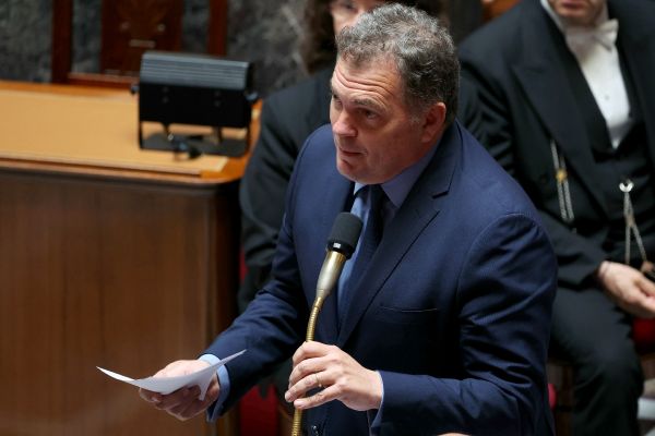 Le ministre des Transports exclut de céder face aux contrôleurs aériens en grève