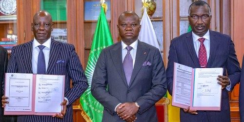 Le Chef de l'État préside la cérémonie de signature de la convention de financement de la route Ntoum–Cocobeach