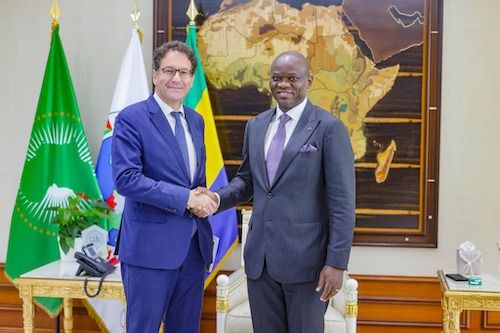 Le Chef de l'État reçoit les Ambassadeurs de France et du Liban accrédités au Gabon.