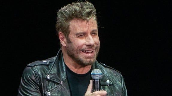 Déjà culte : John Travolta rejoue Danny Zuko de "Grease" sur scène, 47 ans après !