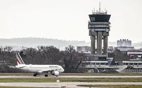 « Intolérable » : le ministre des Transports et des compagnies fustigent la grève des contrôleurs aériens