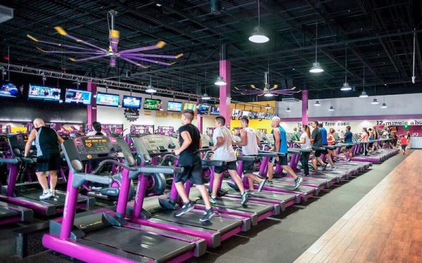 De l’orange au violet… Et si Planet Fitness rachetait Basic-Fit ?