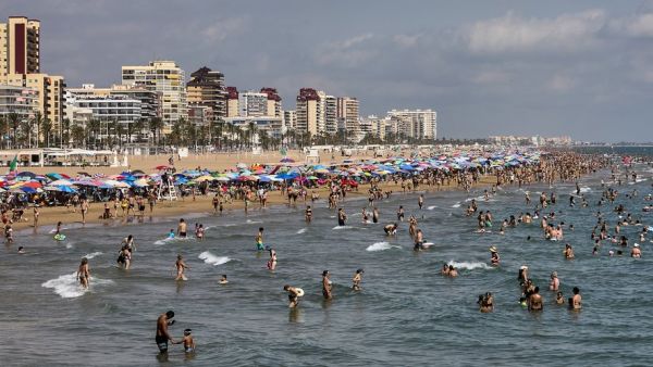 Des bactéries E. coli et des entérocoques intestinaux détectés dans l'eau : plusieurs plages espagnoles fermées à cause d'une contamination par des matières fécales