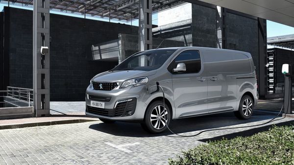 "Nous sommes à quelques mois d'un drame": les camionnettes électriques ne se vendent pas, Stellantis menace de fermer des usines