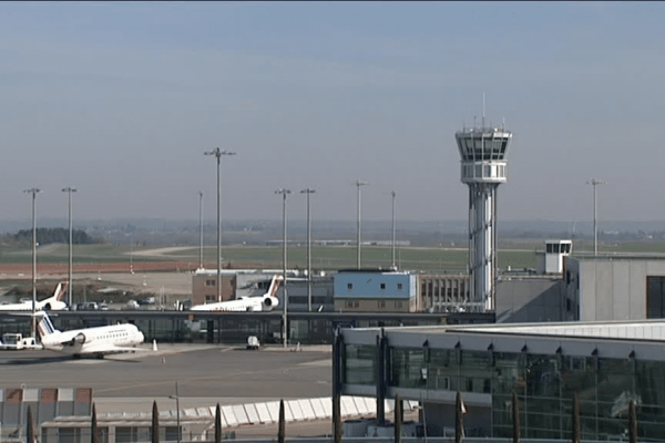 Grève des contrôleurs aériens : 30 % de vols en moins au départ de l'aéroport de Lyon Saint-Exupéry