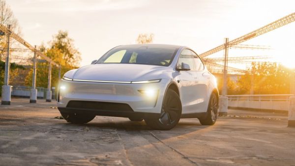 Il achète une nouvelle Tesla : la voiture roule toute seule pendant 25 km pour être livrée jusqu'à chez lui