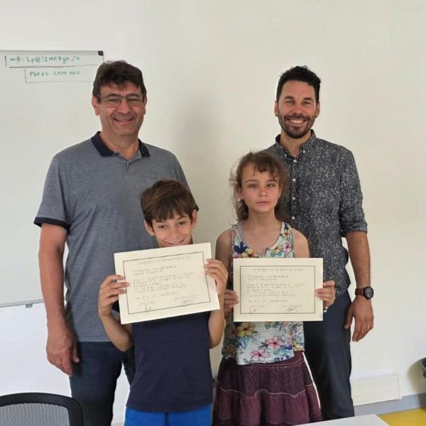 Pau : Ethan et Alice, jeunes déficients visuels, champions de la dictée en braille