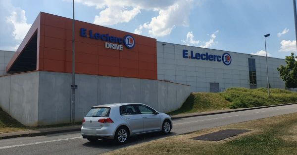 Montbéliard. En « tenue de sport », elle dit avoir été refoulée du magasin par la sécurité